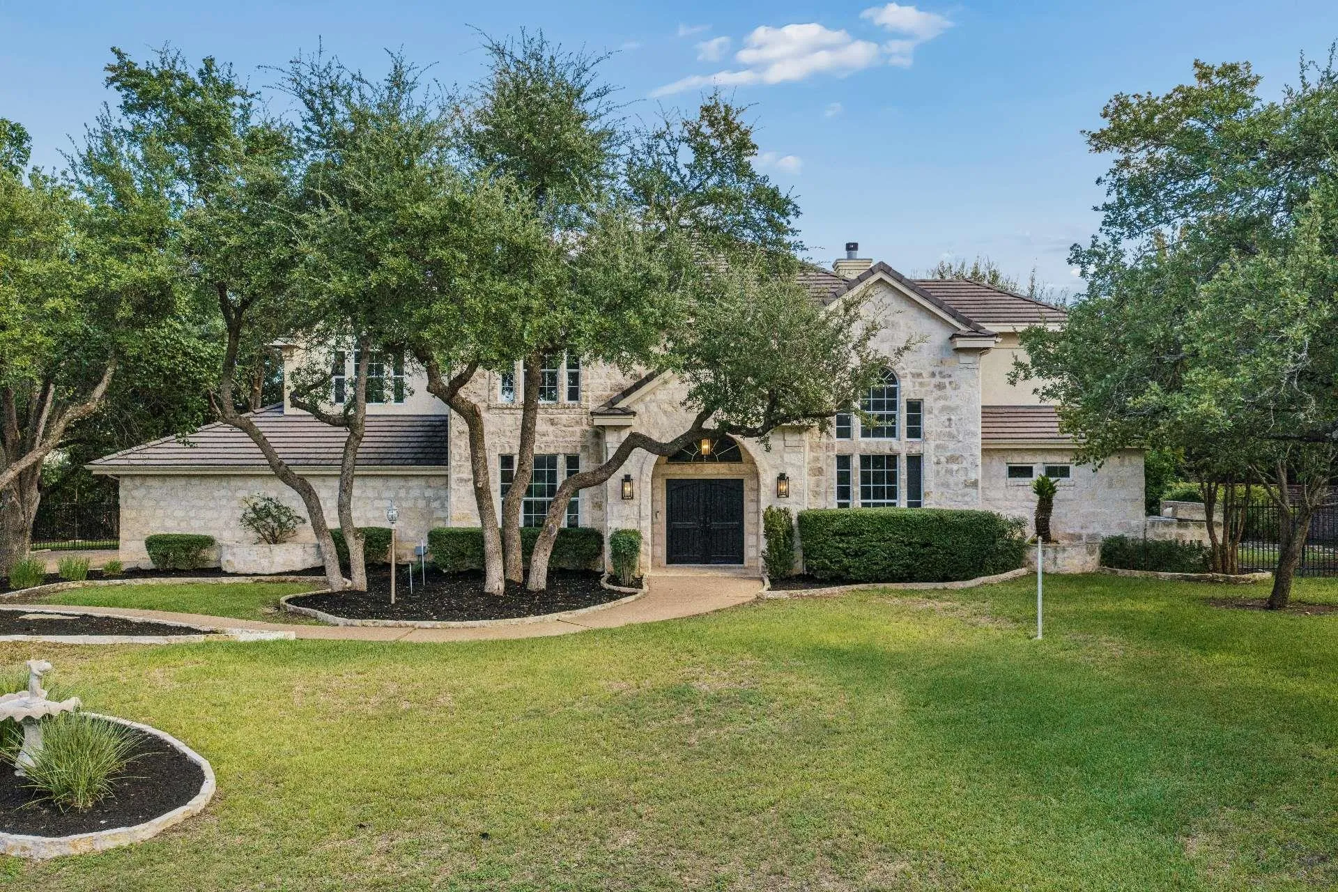 Photo of 4 MAYLEAF CV, The Hills, TX, 78738