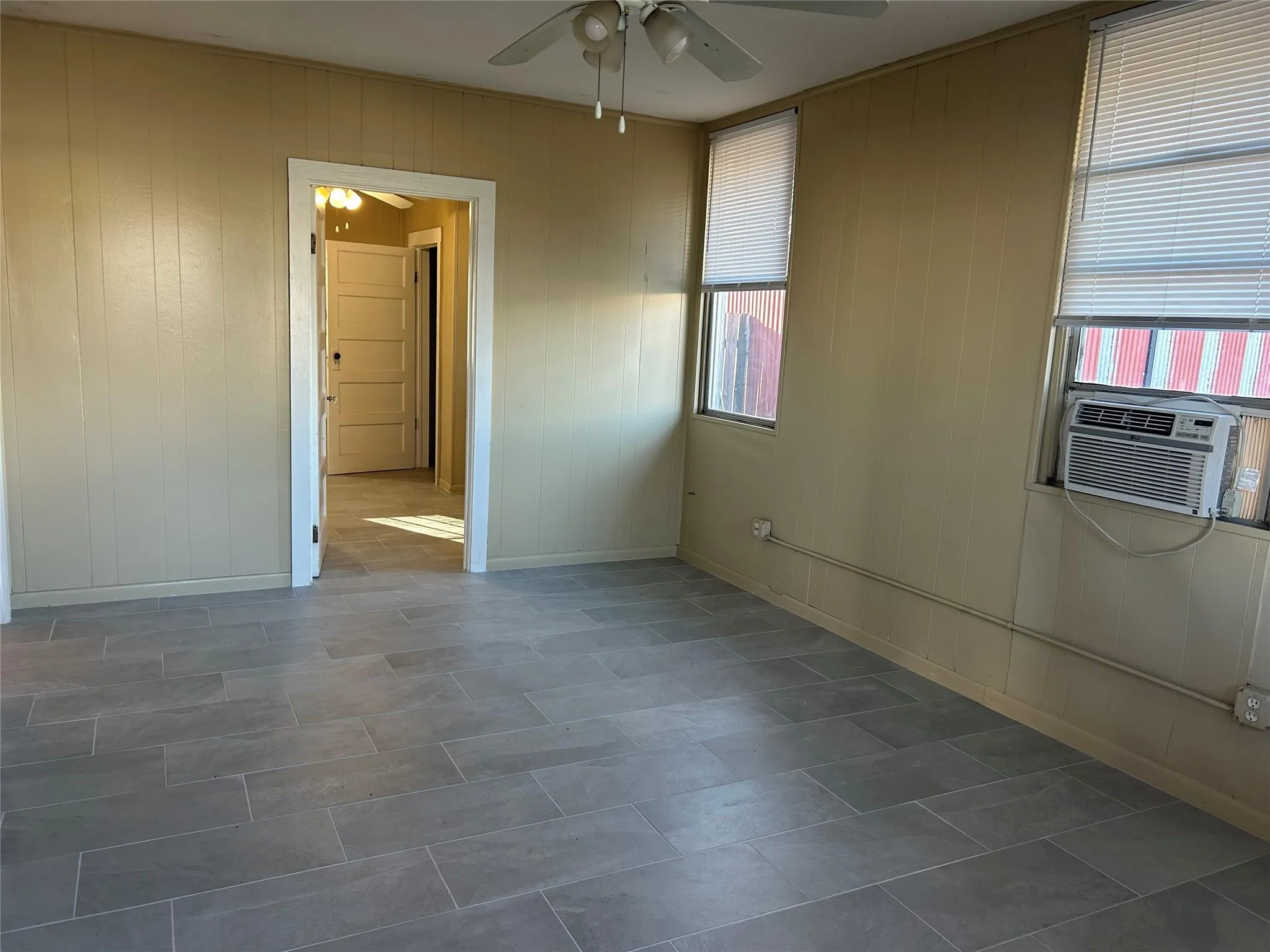 Photo 2 of 906 HAYSEL ST