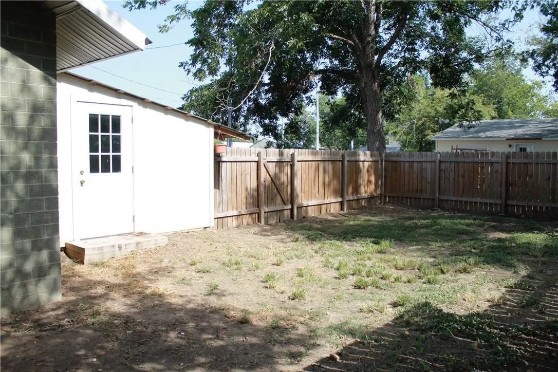 Photo 4 of 906 HAYSEL ST