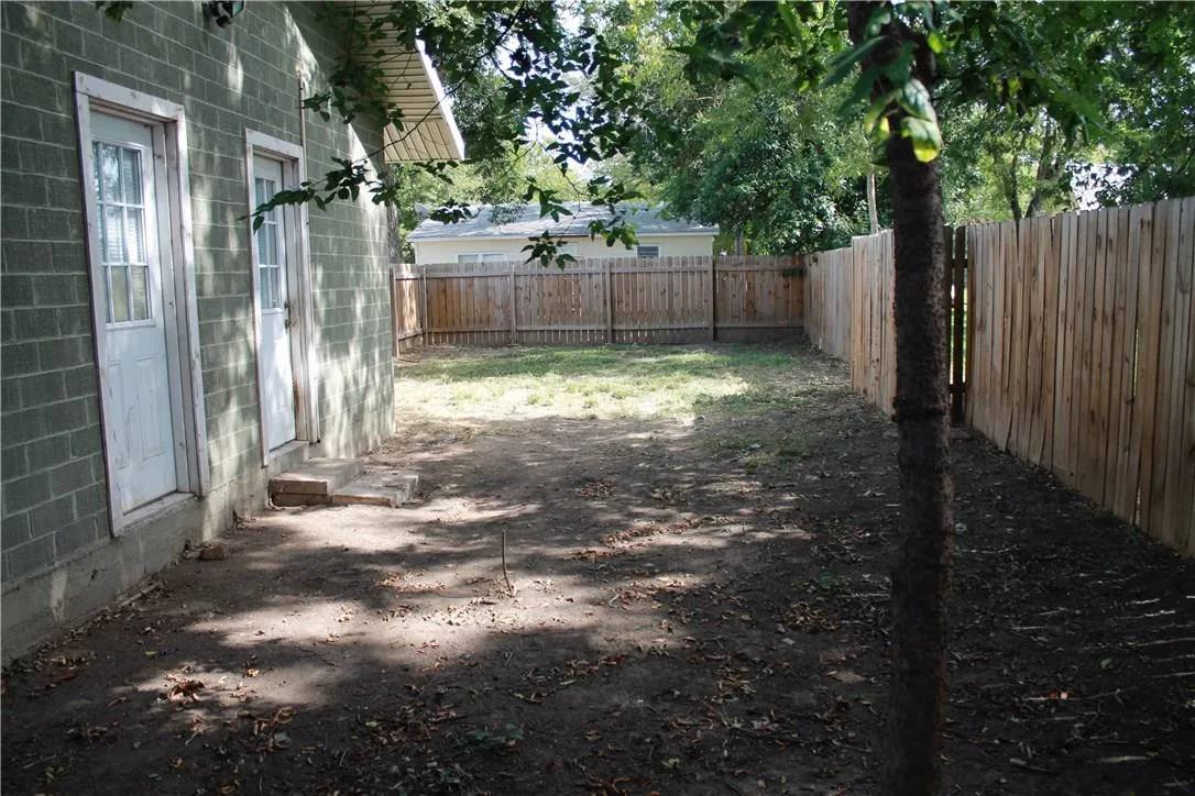 Photo 5 of 906 HAYSEL ST