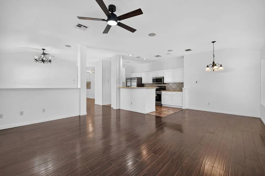 Photo 4 of 2113 PEARSON WAY