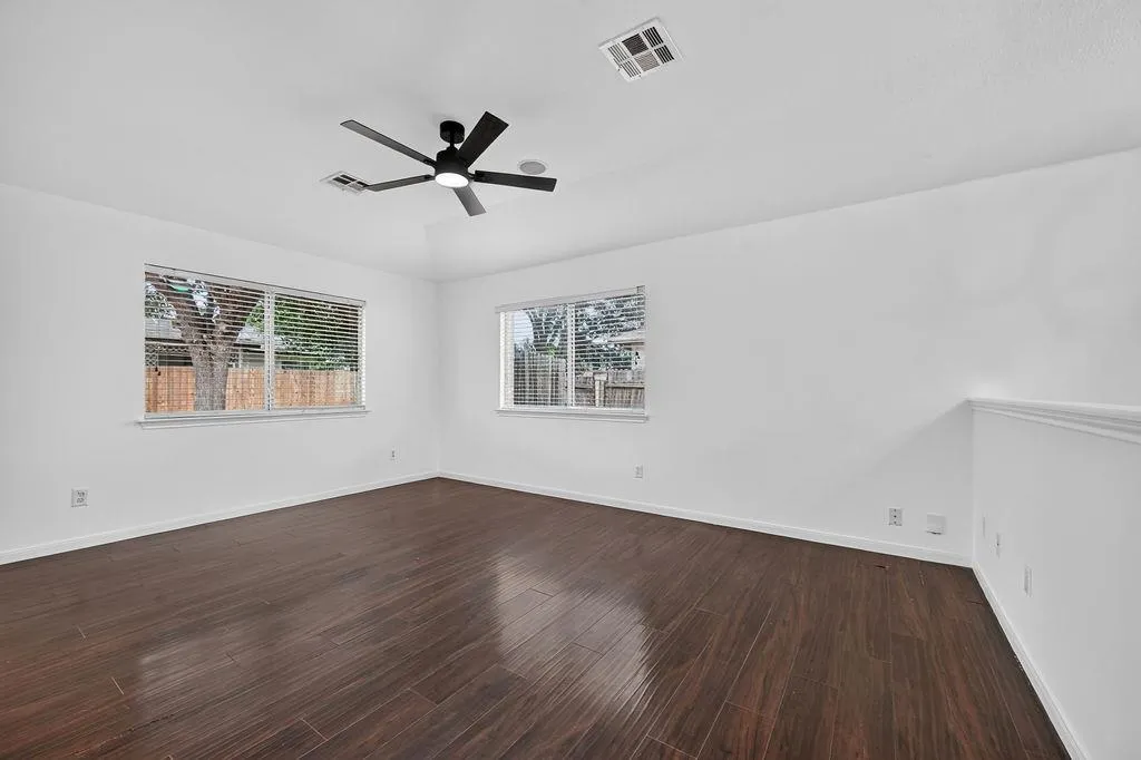 Photo 5 of 2113 PEARSON WAY