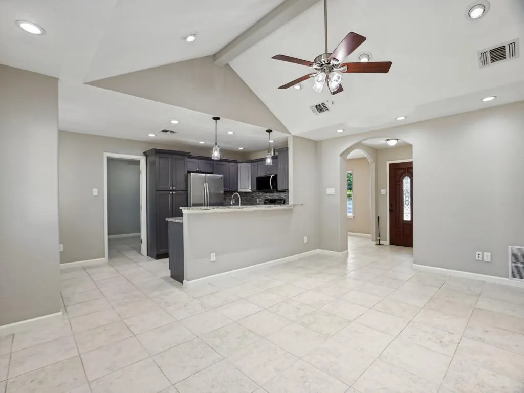 Photo 4 of 1004 GREEN MEADOW DR