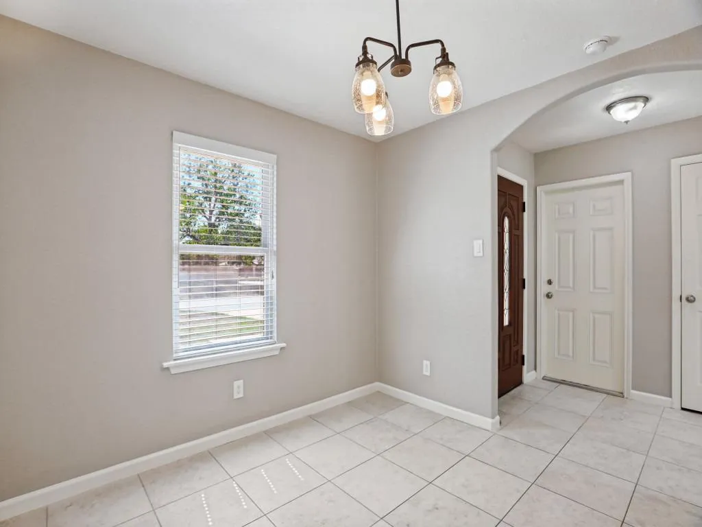Photo 2 of 1004 GREEN MEADOW DR