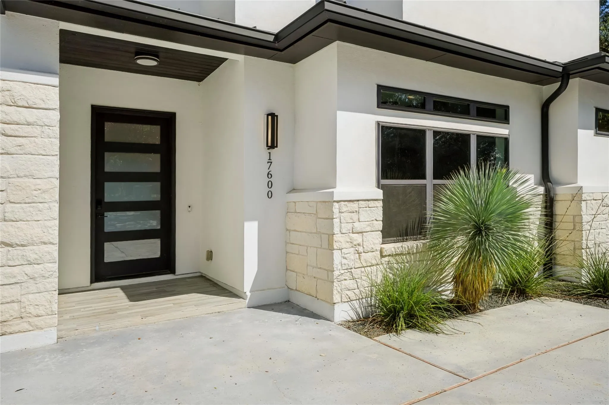Photo 2 of 17600 REGATTA VIEW DR
