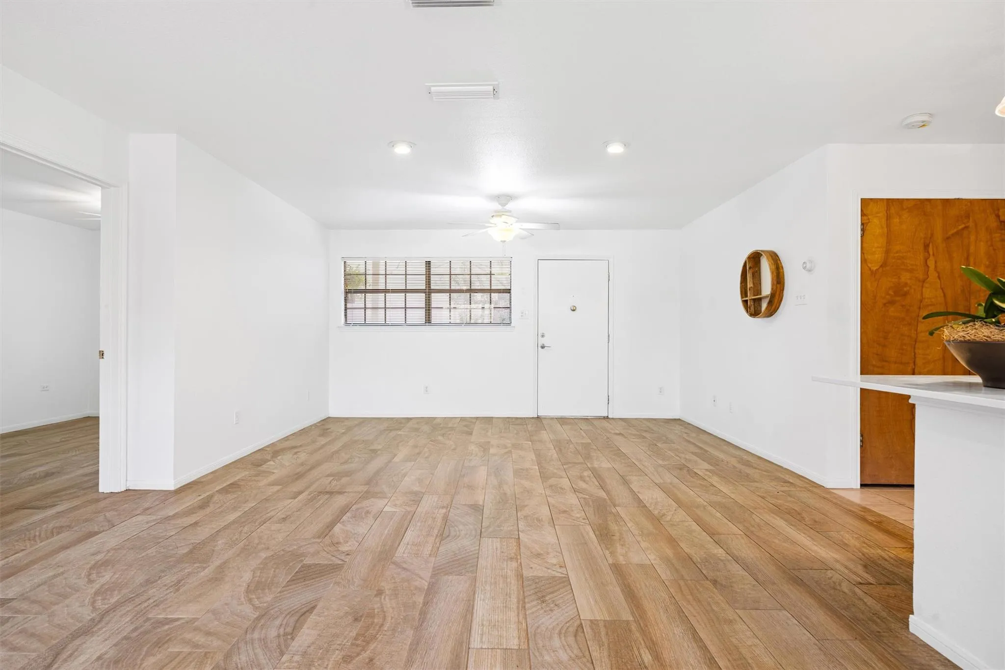 Photo 5 of 2301 LAWNMONT AVE #1