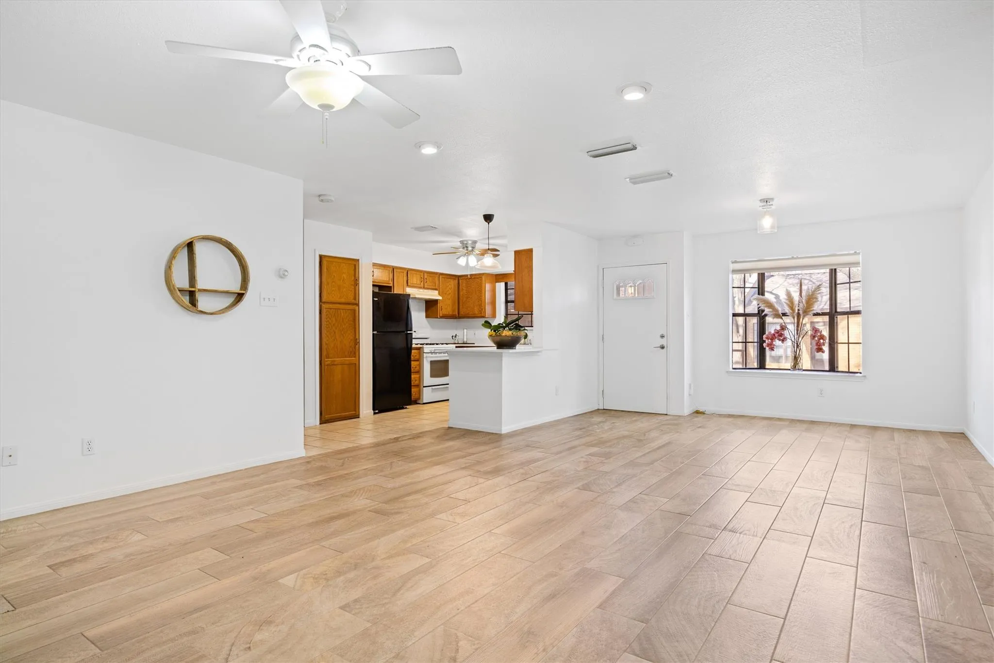 Photo 4 of 2301 LAWNMONT AVE #1