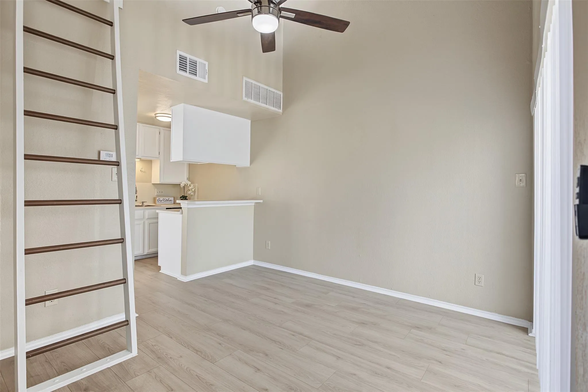 Photo 3 of 601 NELRAY BLVD #17