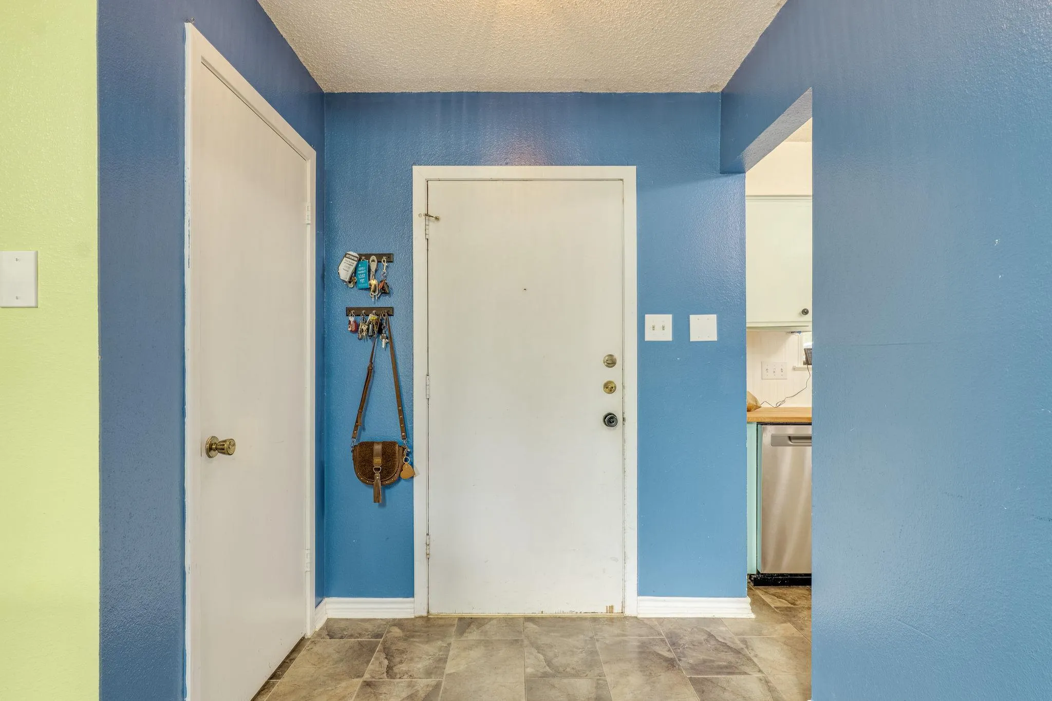 Photo 3 of 7707 MEADOWVIEW LN
