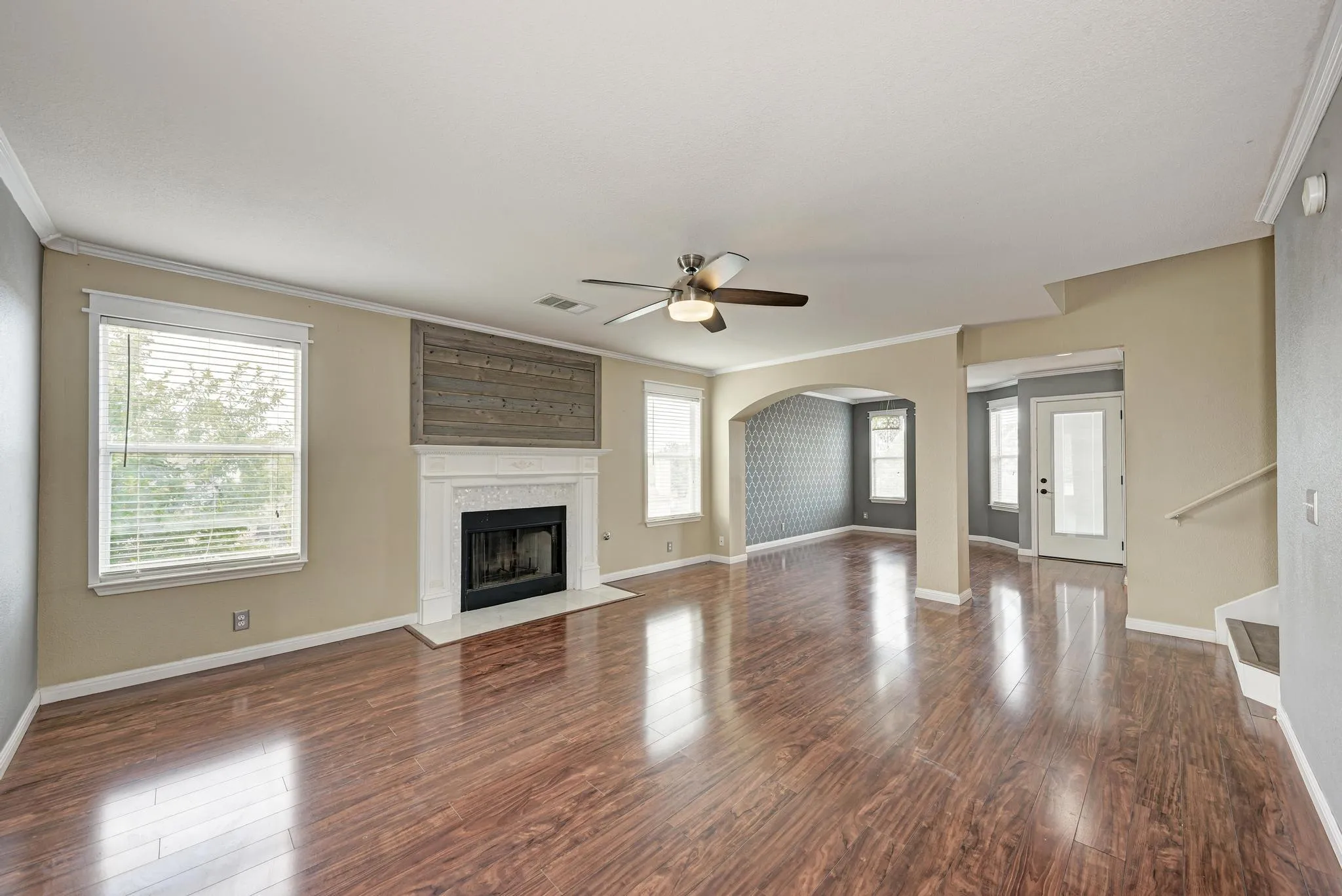 Photo 4 of 903 ESTATE DR