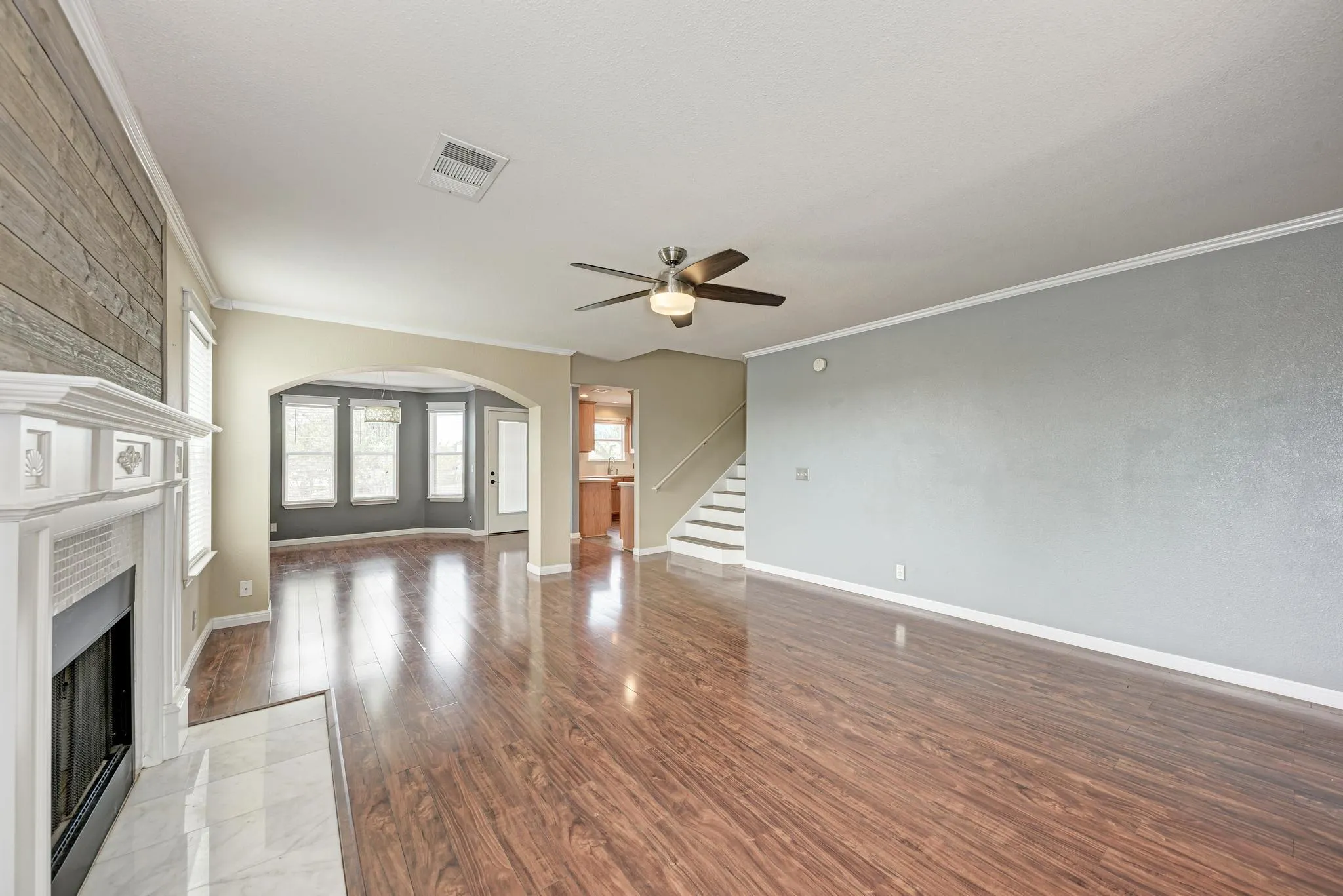 Photo 5 of 903 ESTATE DR