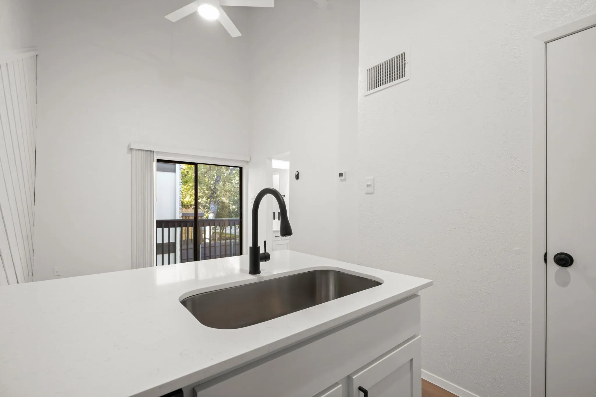 Photo 4 of 4205 SPEEDWAY AVE #201