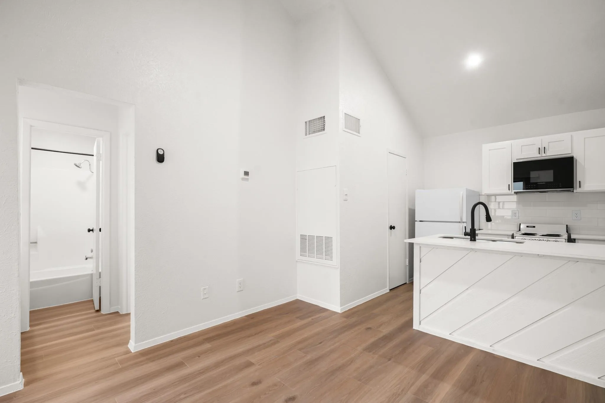 Photo 5 of 4205 SPEEDWAY AVE #201