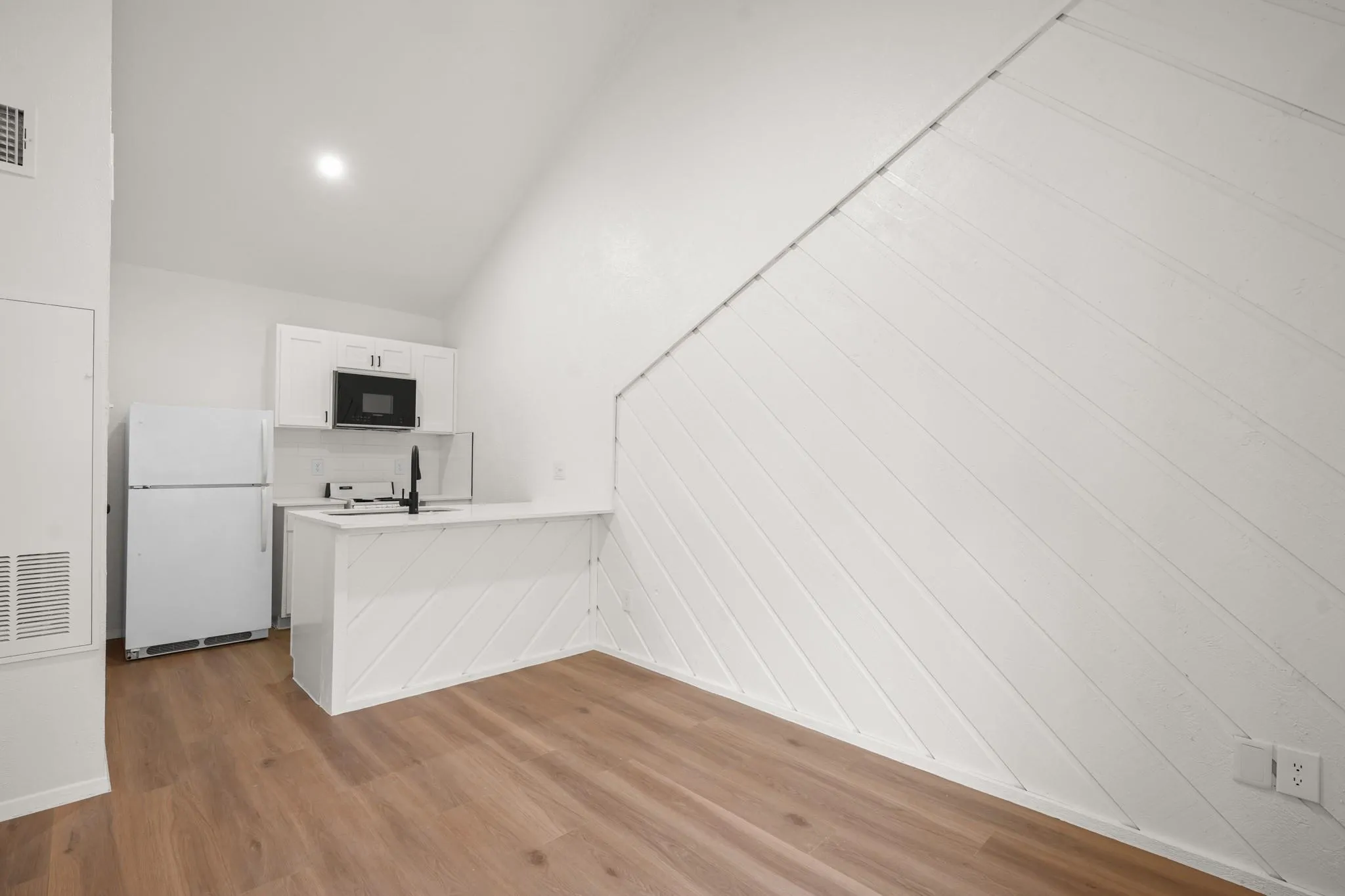 Photo 2 of 4205 SPEEDWAY AVE #201