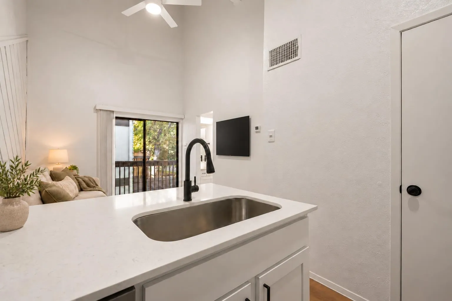 Photo 3 of 4205 SPEEDWAY AVE #201
