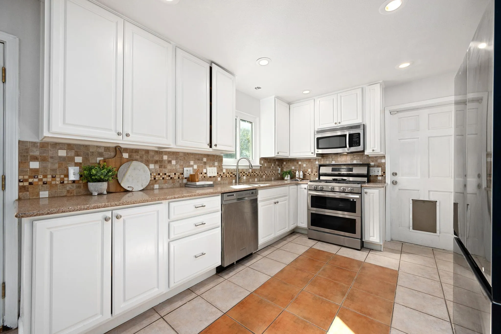 Photo 3 of 1100 HUNTRIDGE DR