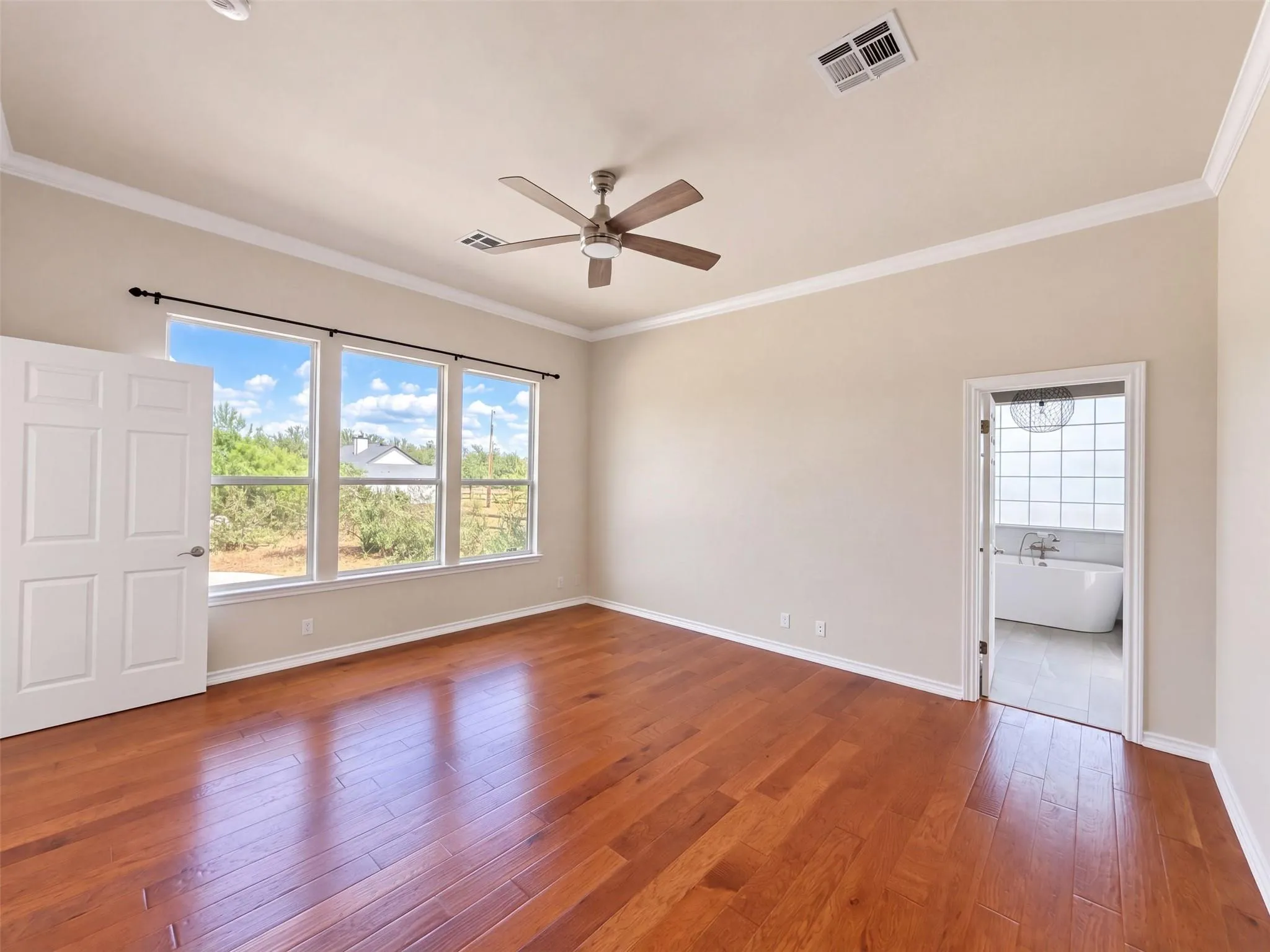 Photo 4 of 302 SADDLETREE LN