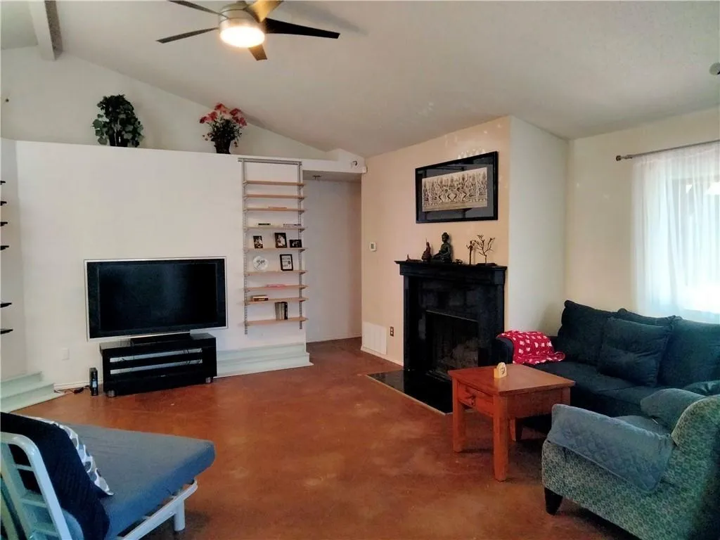 Photo 4 of 6413 JENNINGS DR