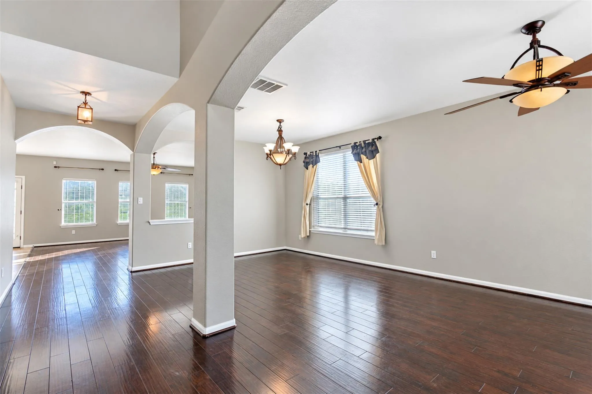 Photo 4 of 917 ABBEYGLEN CASTLE DR