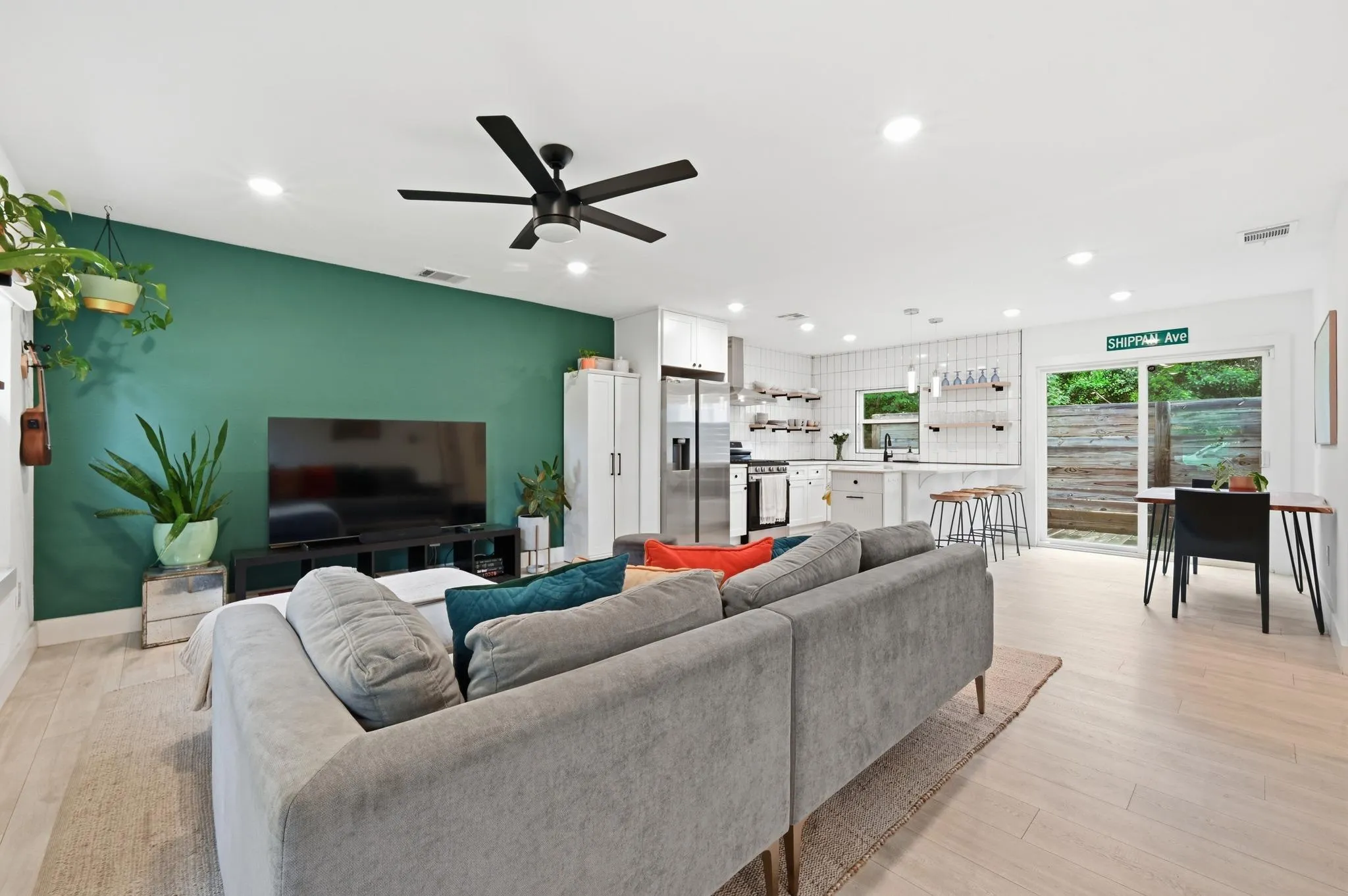 Photo 2 of 1406 CAMELOT CIR #1