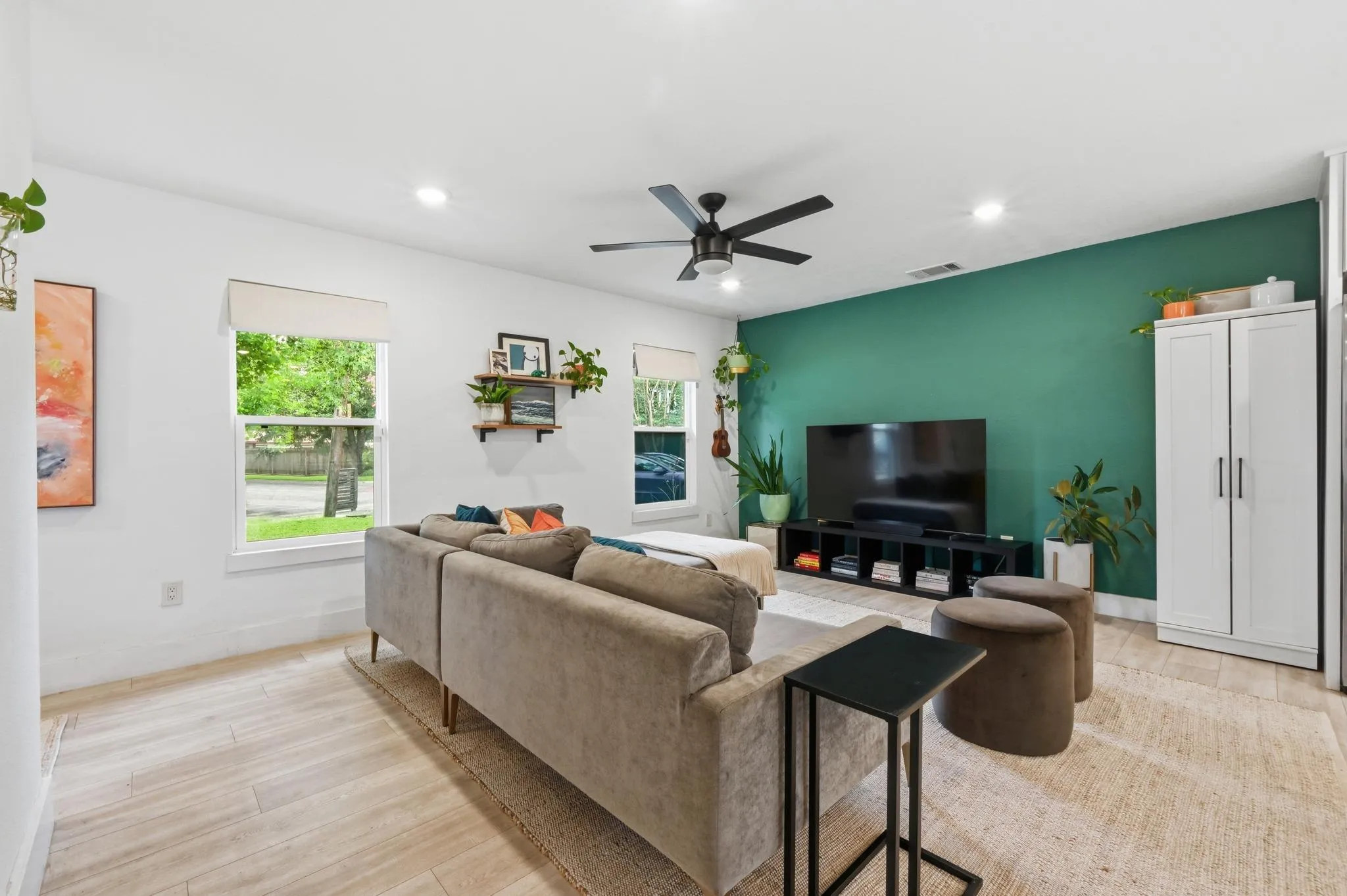 Photo 3 of 1406 CAMELOT CIR #1