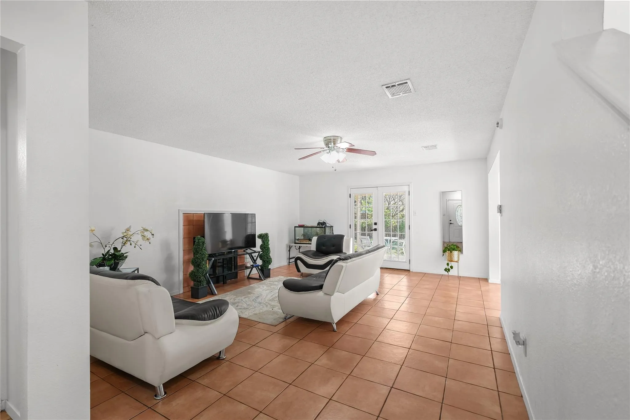 Photo 3 of 1207 CRUPP CT