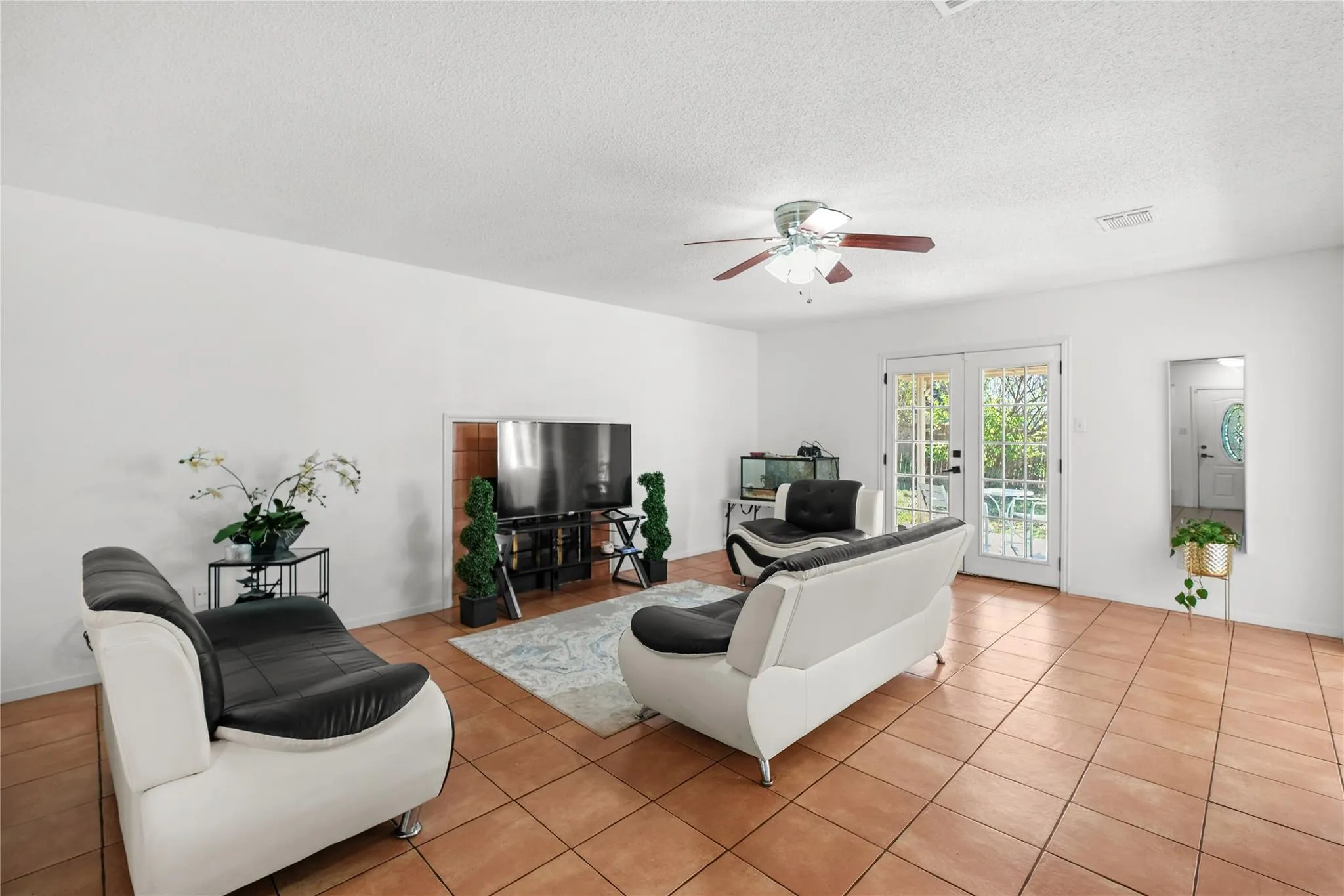 Photo 4 of 1207 CRUPP CT
