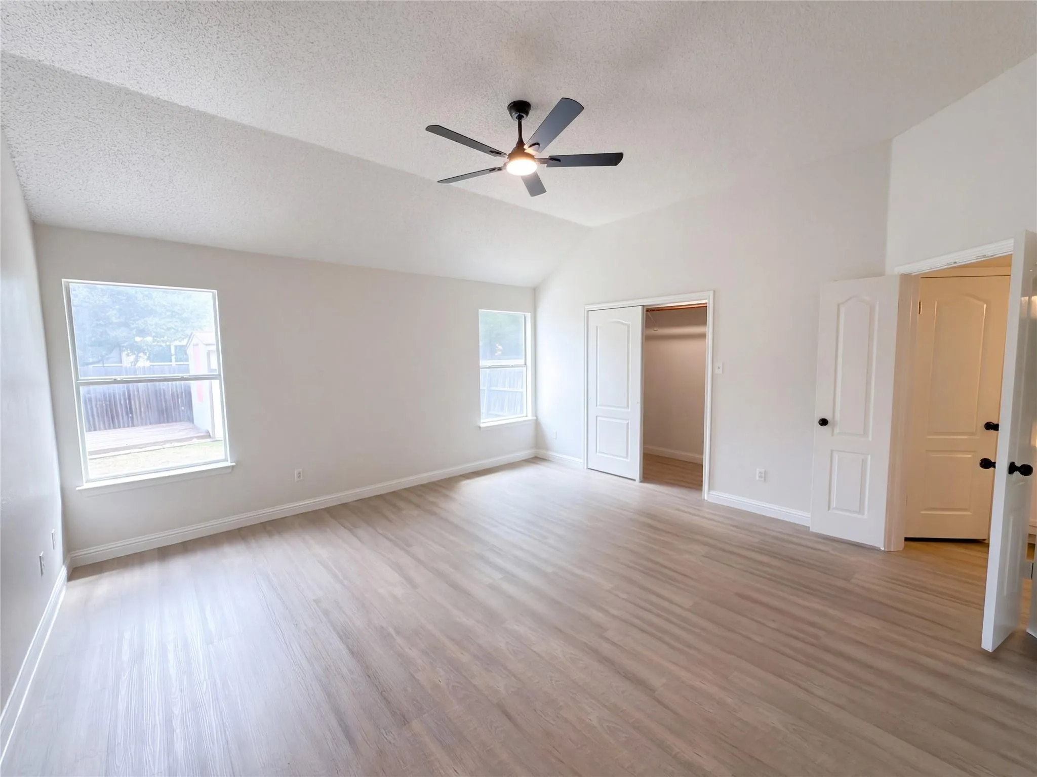 Photo 4 of 16205 GLORIOUS LN