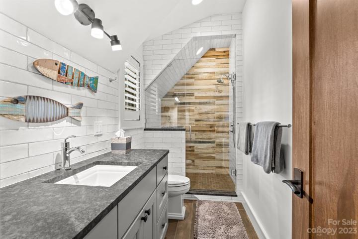 Garage Apartment En Suite Bathroom