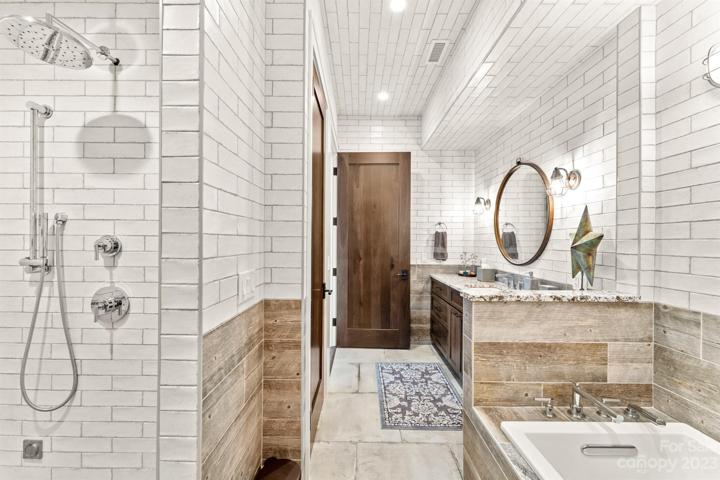2nd En Suite Bathroom w/ Steamshower