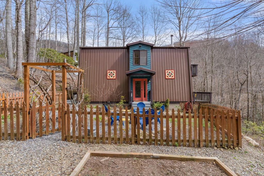 Quaint Chalet in the heart of Maggie Valley