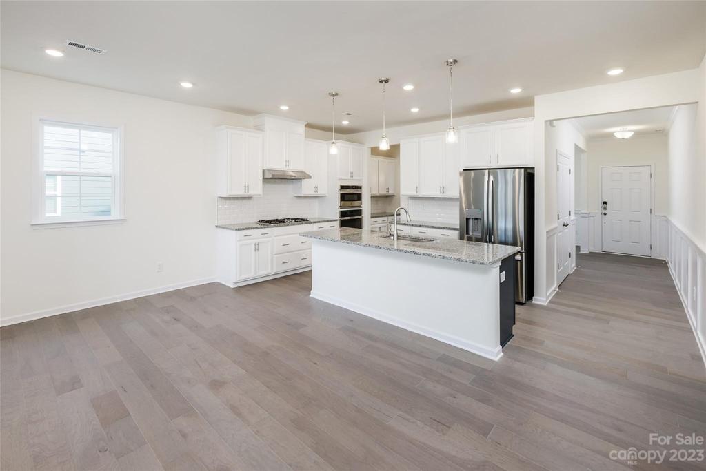 Breakfast & Kitchen area