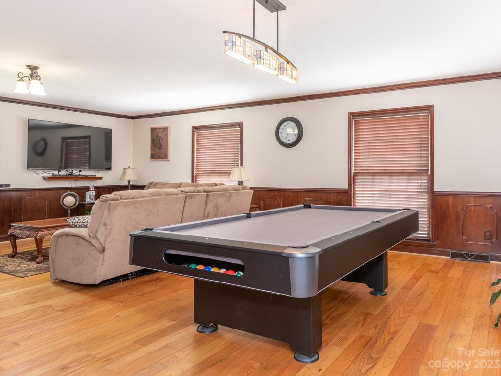 Game room with wet bar