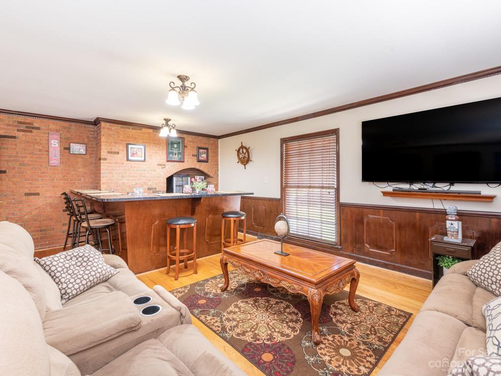 Game room with wet bar