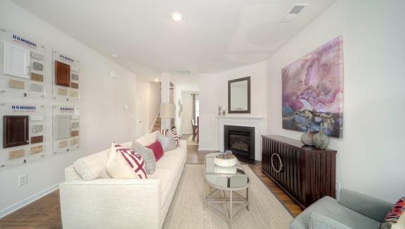 PHOTOS REPRESENTATIVE.