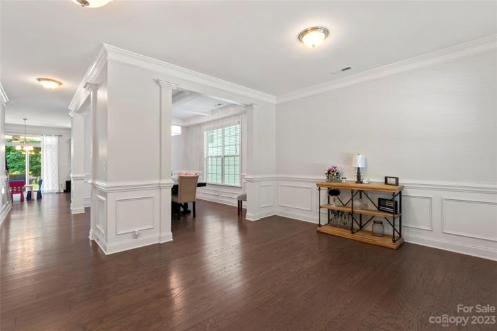 Spacious and welcoming sitting room as you enter the door.