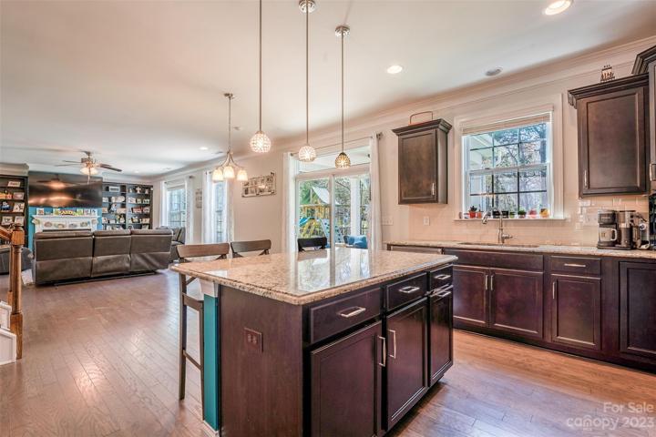 Breakfast bar/large island
