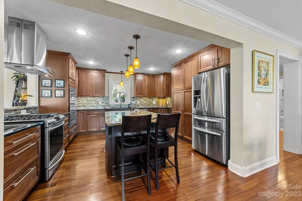 Chefs kitchen w/ island and double oven