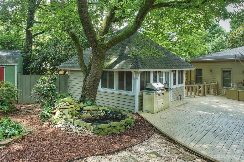 Exterior office/TV room