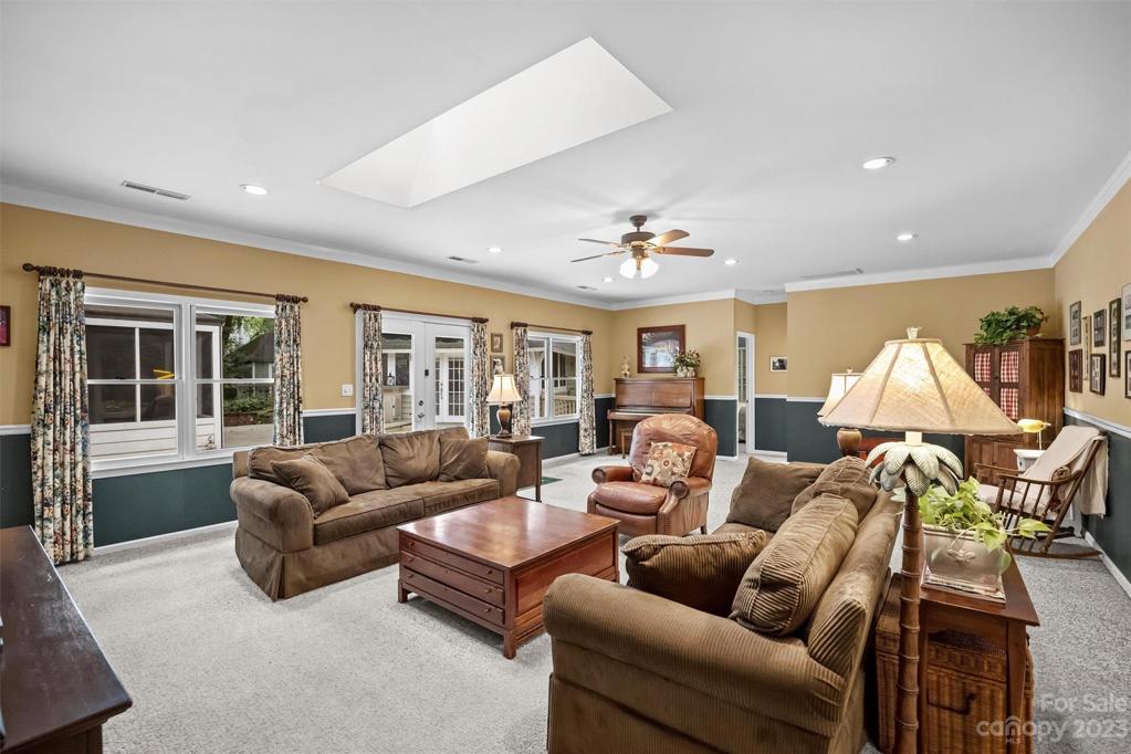 Oversized bonus room!