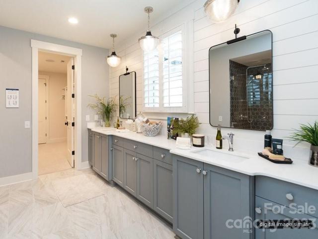 Luxurious owners suite bath