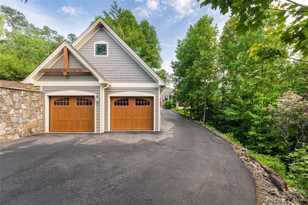 Level circle driveway access