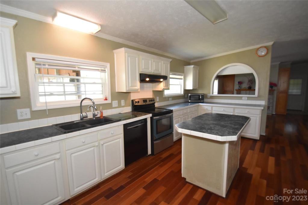 Large Kitchen with gobbs of storage and countertop space