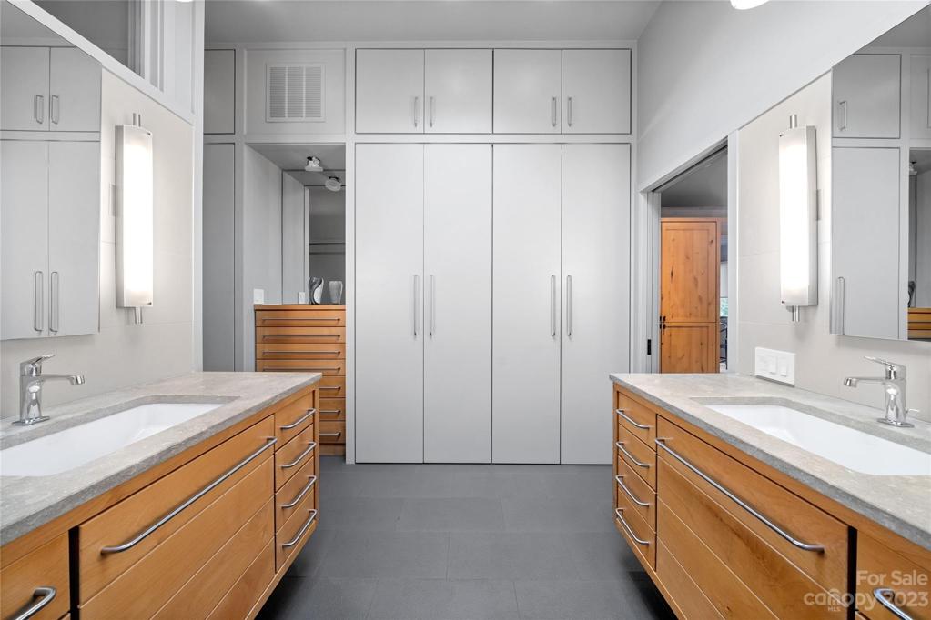 Custom built in closets