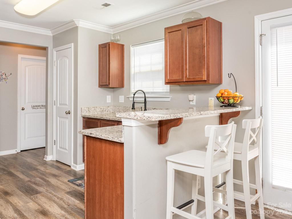 Kitchen and breakfast bar