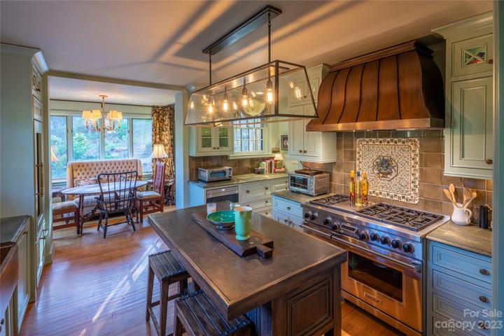 The natural beauty of copper continues as the crowning hood over the focal point of that amazing range