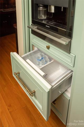 Wherever you look in this kitchen, convenient surprises abound!