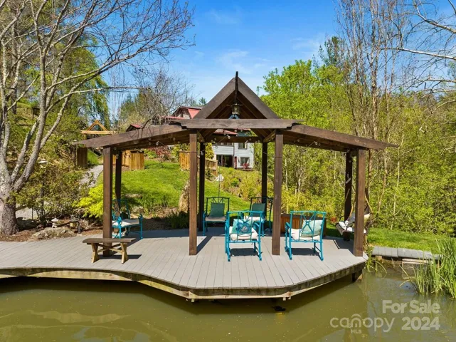 Great entertaining areas at the pond