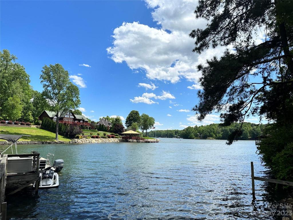Gorgeous cove opens up to main channel!