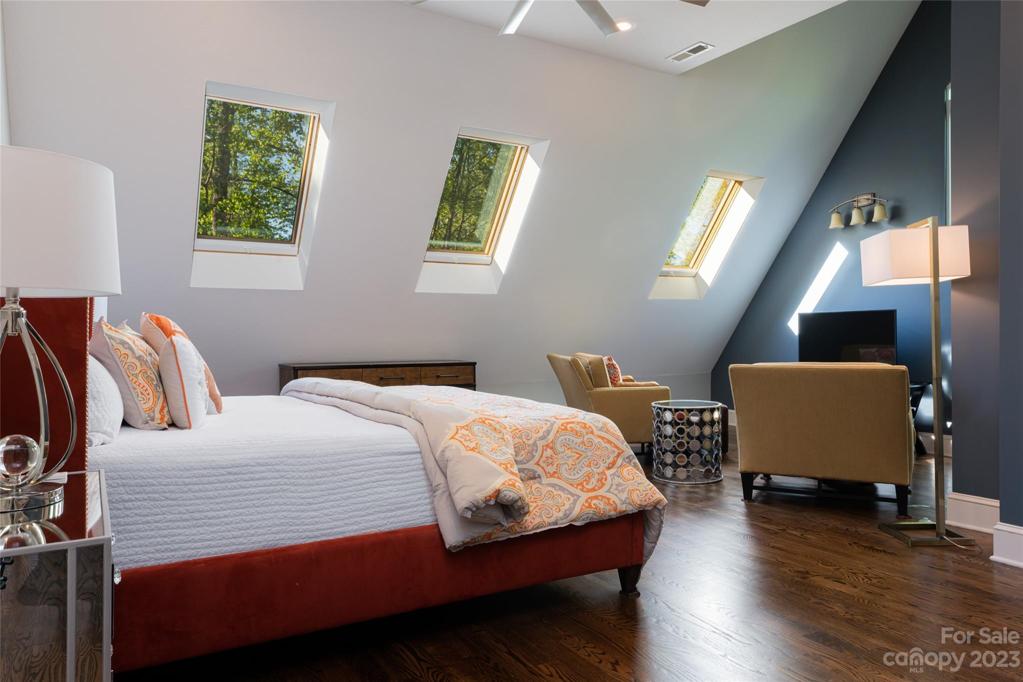 A true guest suite; the second bedroom off the upper floor landing.  This one has an en suite bathroom that connects to the hallway as well.